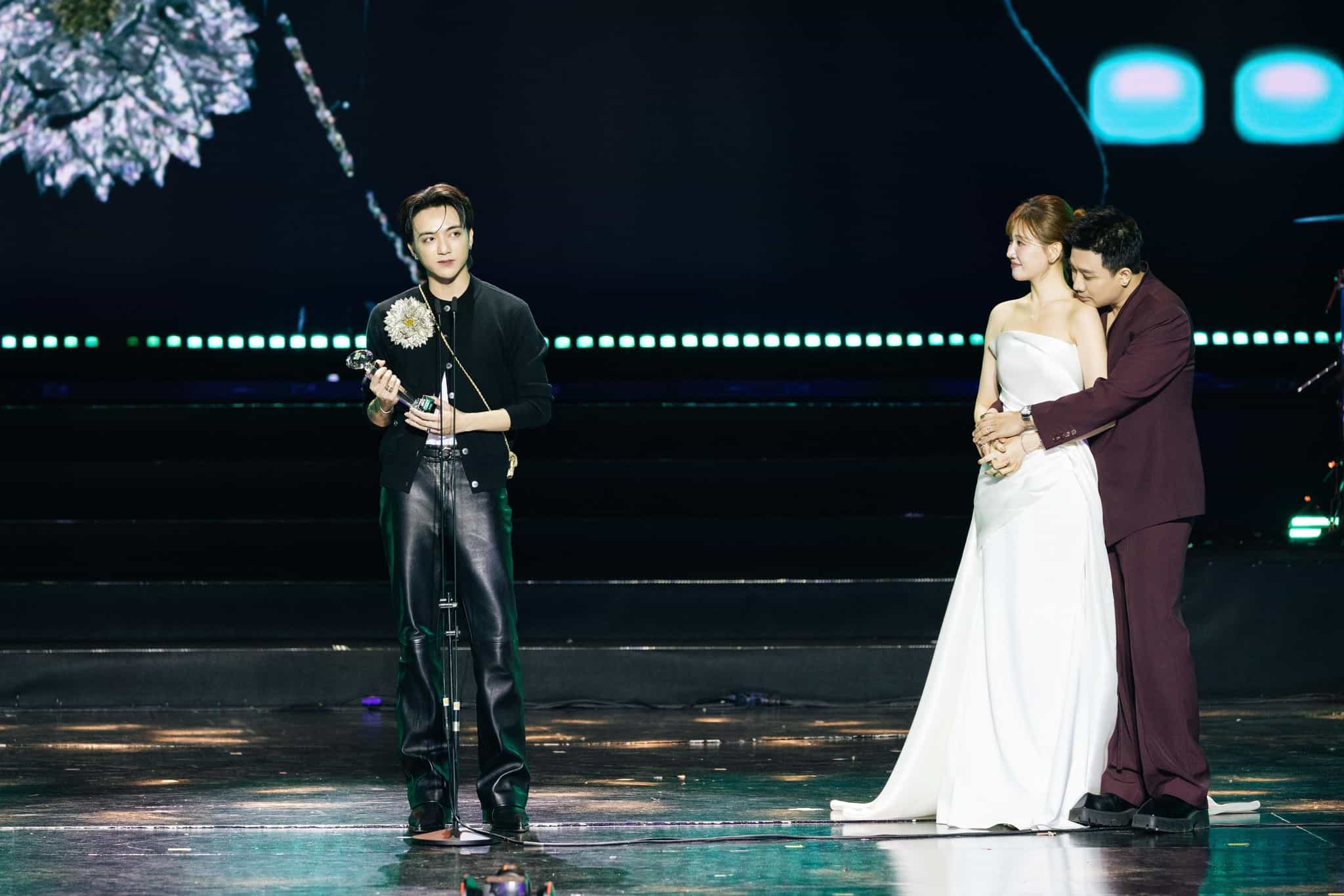 Trấn Thành ôm Hari Won lúc Soobin Hoàng Sơn đang nhận giải thưởng Nam ca sĩ/rapper của năm. Ảnh BTC 