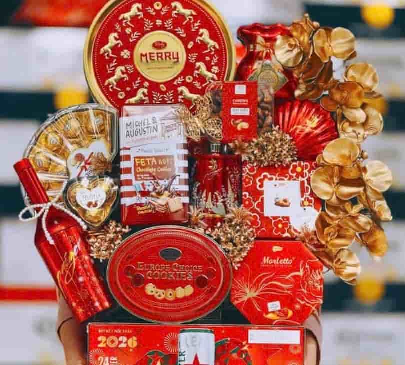 Taking advantage of Tet, traders mix in and bring smuggled goods and harmful products into the market. Photo: Phu Le