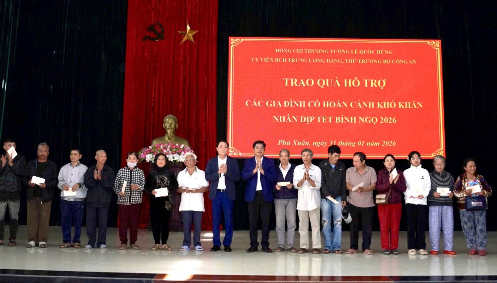 Thứ trưởng Lê Quốc Hùng trao tặng bà con.