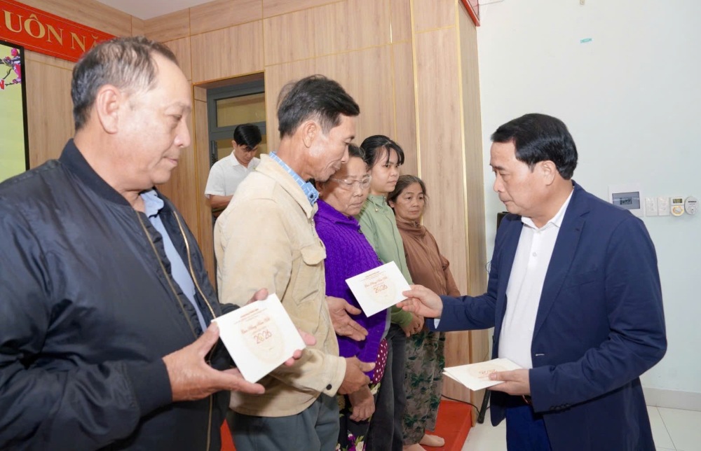 Senior Lieutenant General Le Quoc Hung - Deputy Minister of Public Security presents gifts to people in Hue City. Photo: Q. An