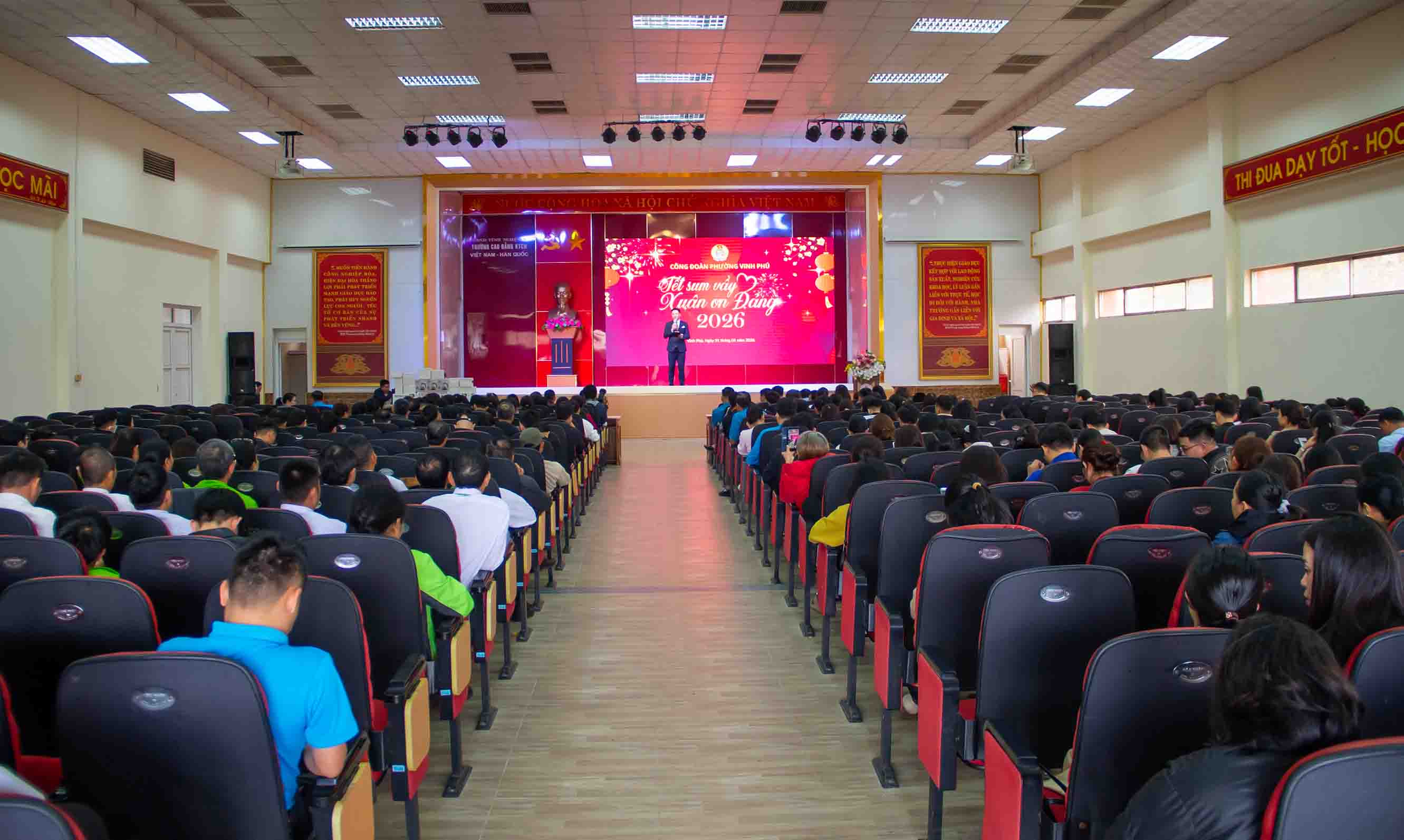 Toàn cảnh chương trình “Tết Sum vầy - Xuân ơn Đảng“. Ảnh: Duy Chương