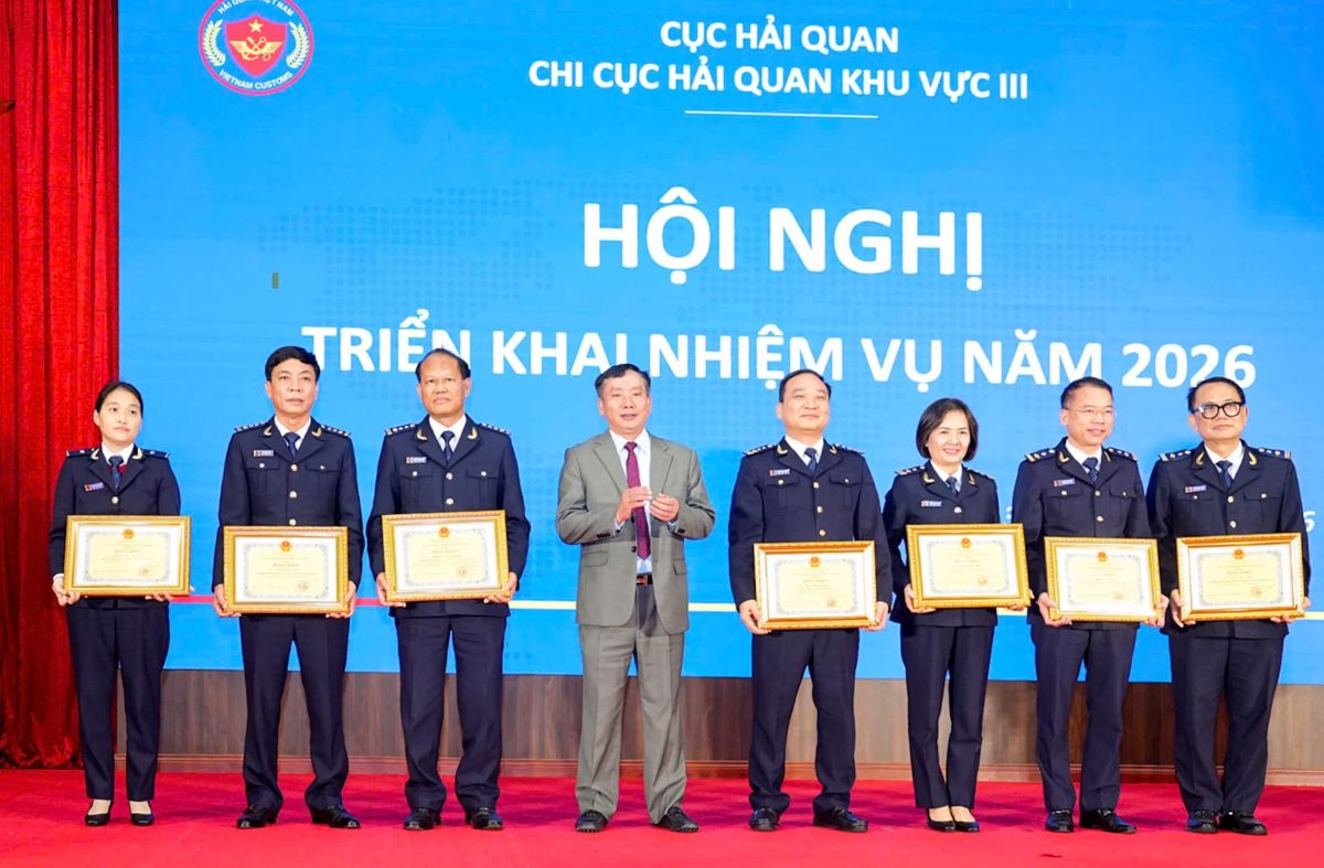Sub-Department of Customs Region III achieved many outstanding achievements in 2025, including clearing more than 1,200 containers of old tires at the port. Photo: Hai Phong E-Port Office