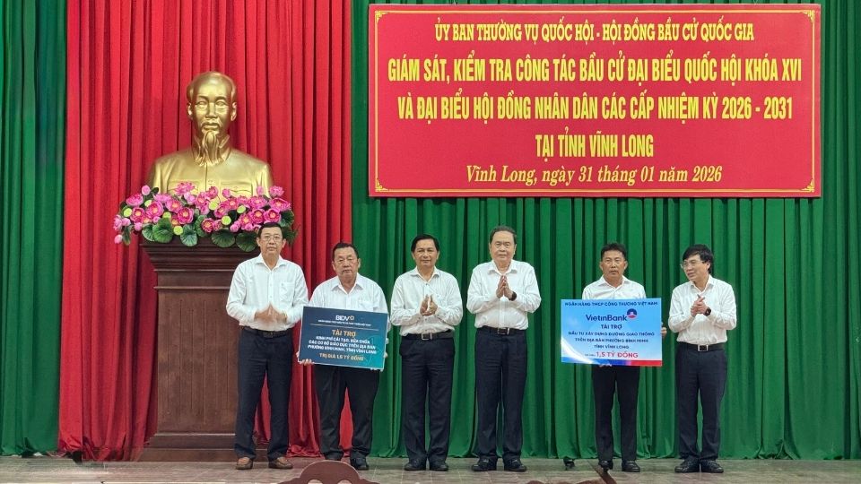 Chủ tịch Quốc hội Trần Thanh Mẫn chứng kiến các đơn vị trao 3 tỉ đồng hỗ trợ công tác an sinh xã hội phường Bình Minh, tỉnh Vĩnh Long. Ảnh: Hoàng Lộc