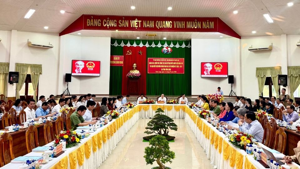 第16期国会議員選挙および各レベルの人民評議会選挙の準備作業に関する国家選挙評議会の検査・監督団とヴィンロン省との作業風景。写真:ホアン・ロック