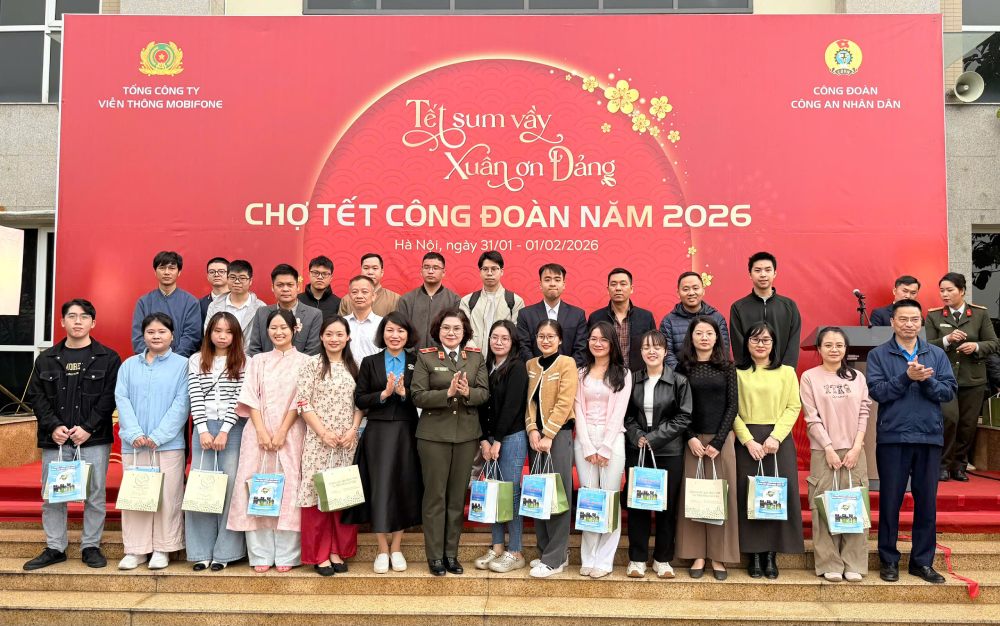 Major General Ngo Hoai Thu - Deputy Director of the Department of Political Work - presents gifts to union members and workers in difficult circumstances at the program "Tet Reunion - Spring Gratitude to the Party, Trade Union Tet Market 2026". Photo: Quynh Chi