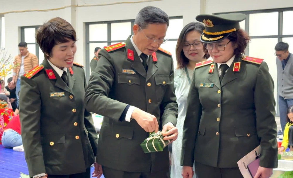 Lãnh đạo Cục Công tác chính trị, Công đoàn CAND động viên đoàn viên, người lao động tham gia thi gói bánh chưng tại chương trình “Tết sum vầy - Xuân ơn Đảng, Chợ Tết Công đoàn năm 2026”. Ảnh: Quỳnh Chi