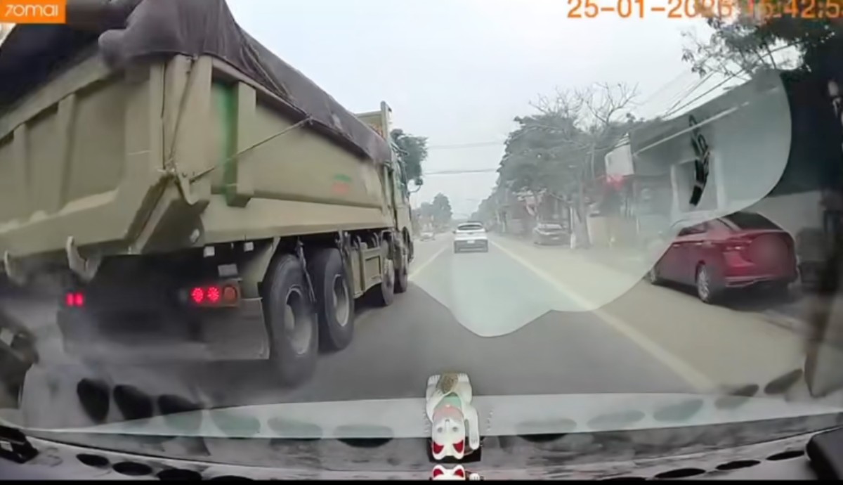 The Traffic Police Department of Ninh Binh Provincial Police verified and handled truck drivers driving in the wrong lane according to the clip reflected by people. Photo: Cut from clip