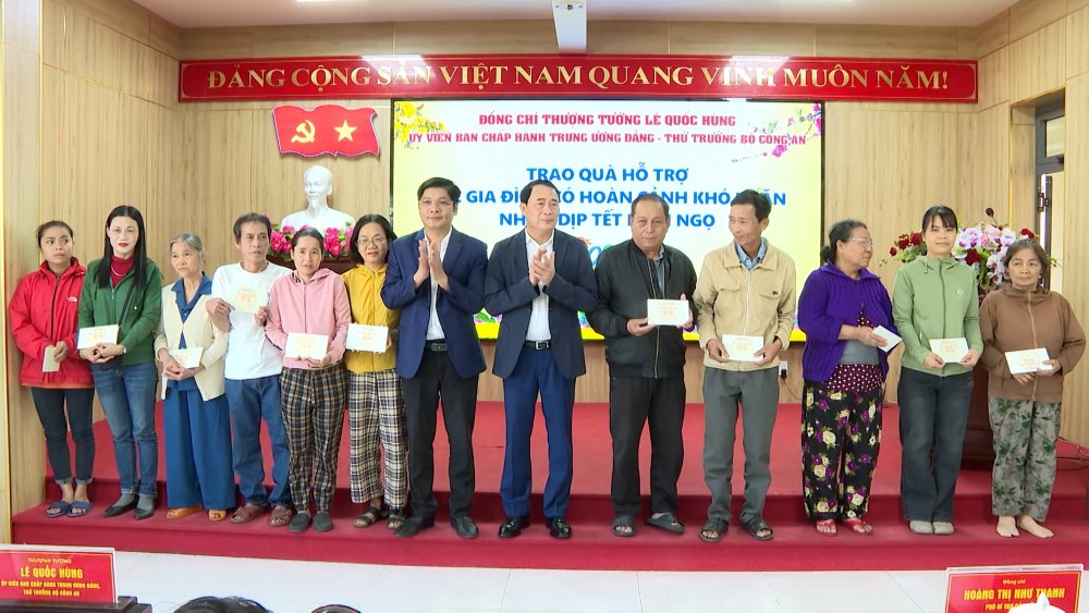 Deputy Minister Le Quoc Hung presents hundreds of gifts to people in difficult circumstances in Hue City. Photo: Q. An