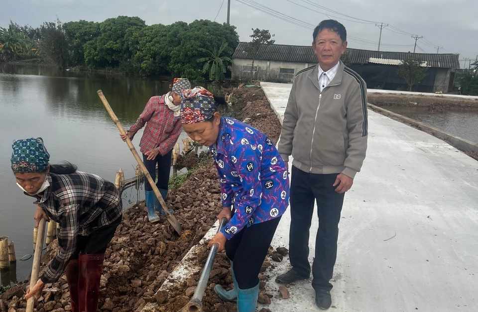 Secretary of Ha village Party Cell - Mr. Nguyen Van Khuyen - present at the construction site of the road in the residential area. Photo: Character provided