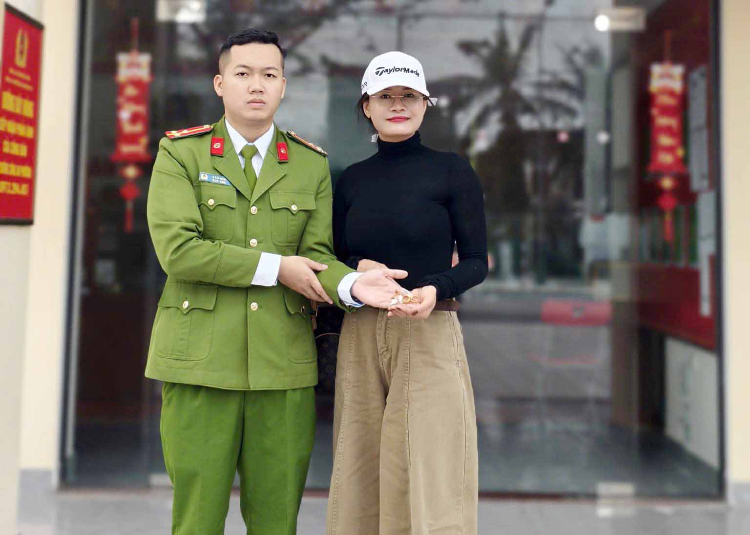 Thanh Sen Ward Police help Ms. Yen find 3 lost gold rings. Photo: Ha Tinh Police