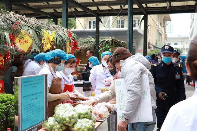 Patients' families visit booths at the Loving Tet Market program at Bach Mai Hospital in 2024. Photo: Bao Han