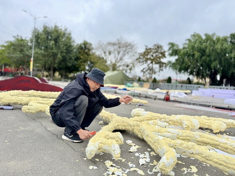 Công nhân đang tất bật trang trí. Ảnh: Khánh Linh