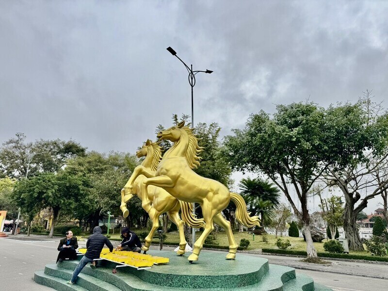 Linh vật ngựa vàng, ngựa đỏ tạo thành điểm nhấn tại đường hoa xuân xứ Lạng. Ảnh: Khánh Linh