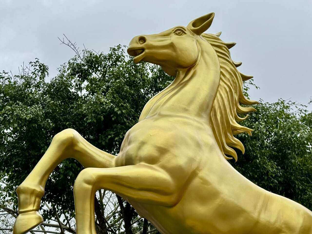 Các linh vật được tạo hình ở tư thế tung vó, thân hình săn chắc. Ảnh: Khánh Linh