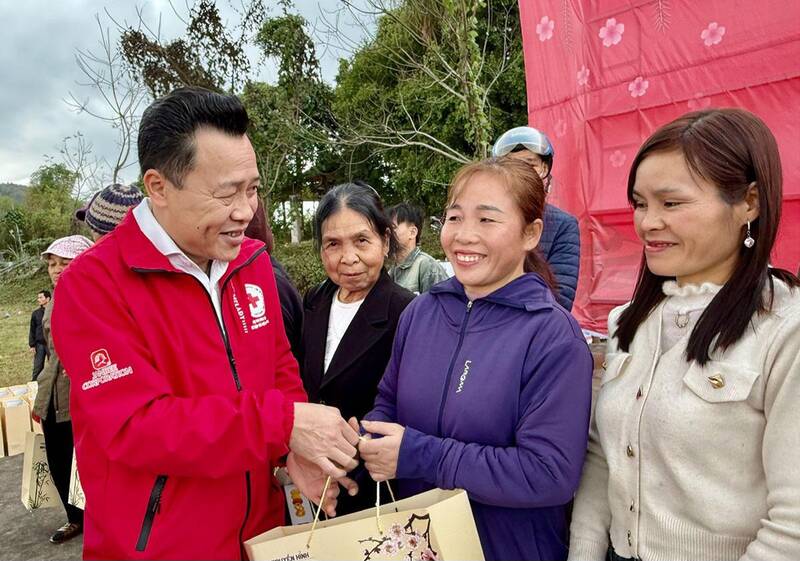 The organizers present gifts to families in difficult circumstances. Photo: Minh Thuy