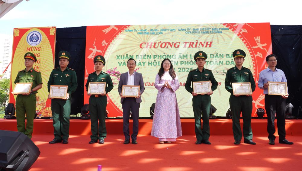 Biên phòng Đà Nẵng trao quà cho người dân khó khăn dịp Tết Bính Ngọ. Ảnh: Trần Thi