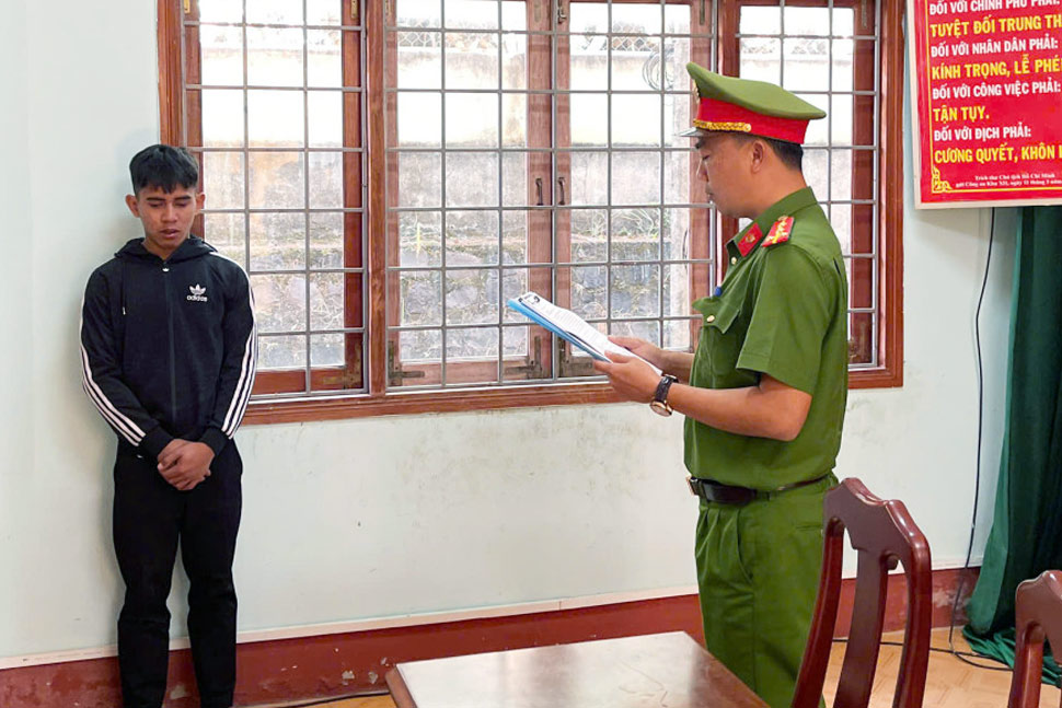 Công an tỉnh Gia Lai thi hành lệnh bắt tạm giam đối với SING. Ảnh: Công an