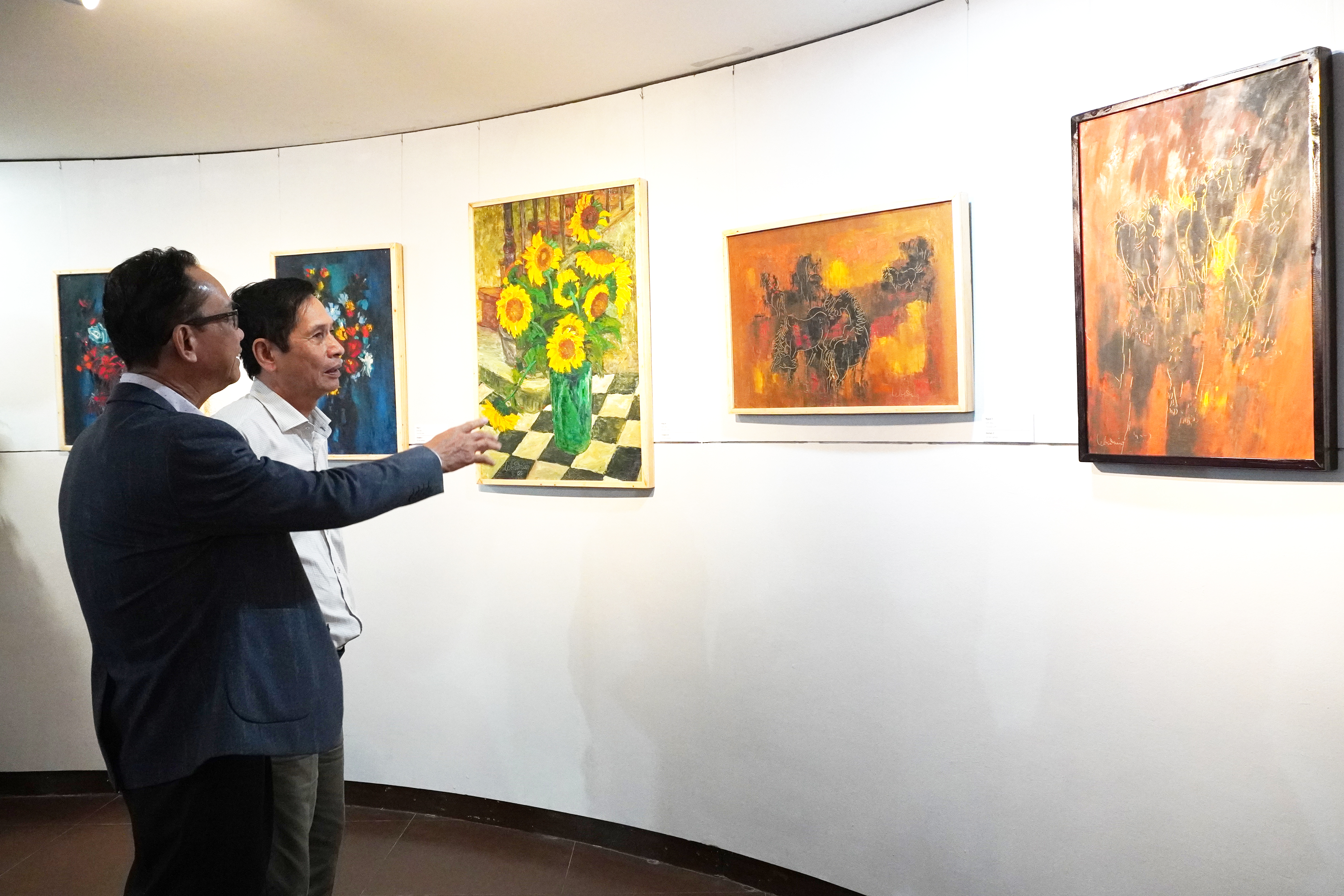 Đà Nẵng trưng bày hơn 100 tác phẩm lần đầu được công bố của Lê Bá Đảng. Ảnh: Trần Thi