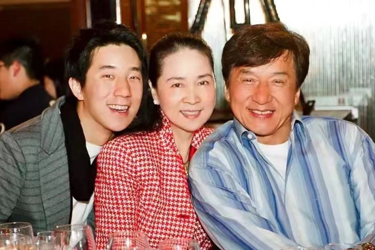 Thành Long bên vợ Lâm Phụng Kiều và con trai. Ảnh: Xinhua