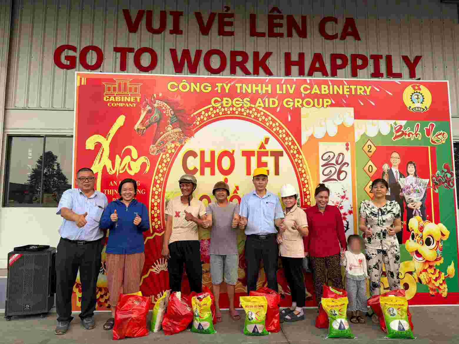 Chợ Tết 0 đồng mang niềm vui đến 1.500 lao động. Ảnh: Đình Trọng