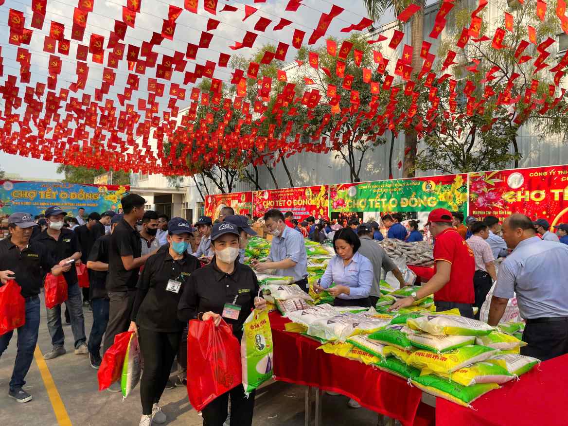 Người lao động vui mừng, phấn khởi. Ảnh: Đình Tọng