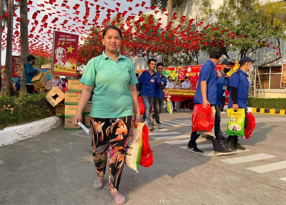 Chị Nguyễn Thị Hạnh phấn khởi khi nhận được phần quà ngày Tết. Ảnh: Đình Trọng