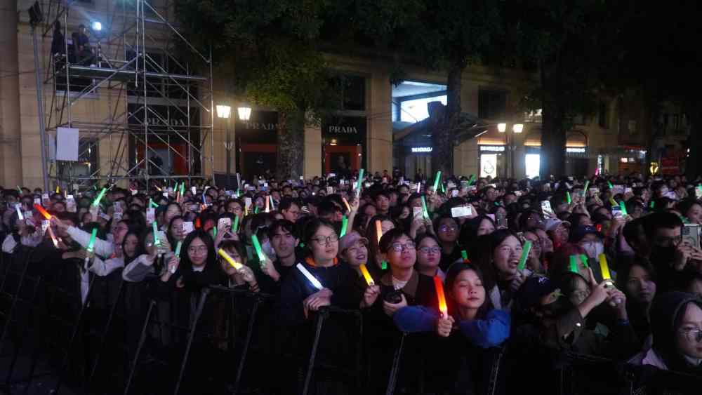 Khán giả cổ vũ nhiệt tình trước màn thể hiện của nam ca sĩ. Ảnh: Minh Chính