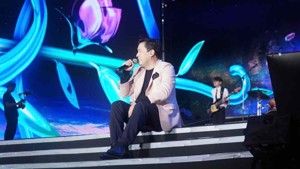 Lam Trường đem đến sân khấu đầy hoài niệm với Katy Katy. Ảnh: Minh Chính