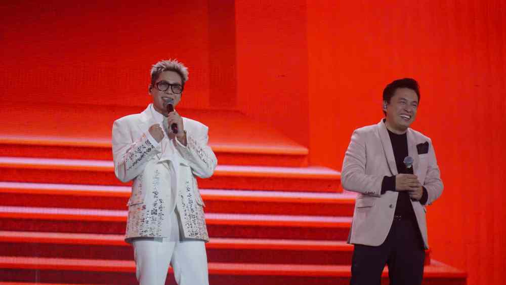 Quân A.P song ca với Lam Trường khiến khán giả phấn khích. Ảnh: Minh Chính