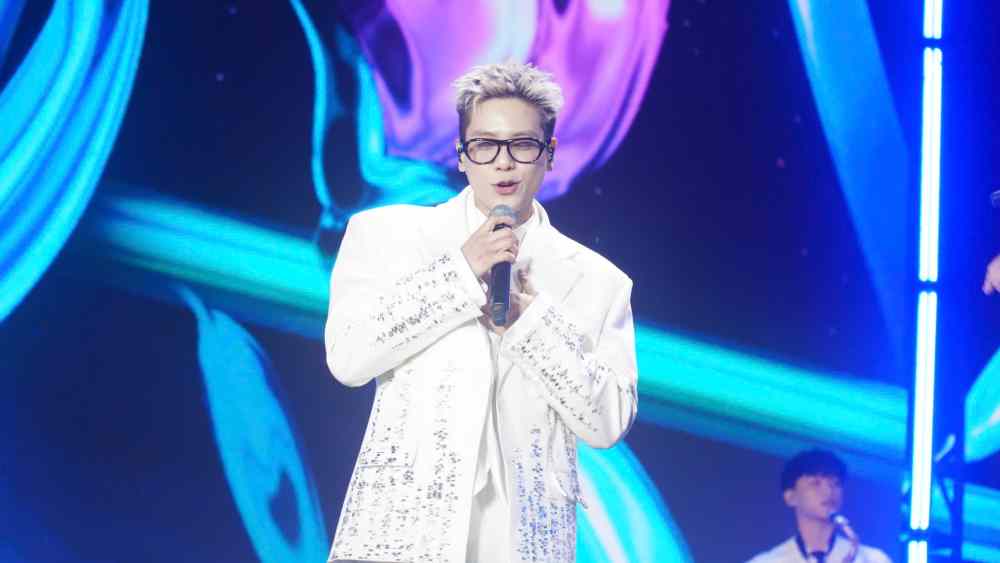 Quân A.P mang đến sân khấu Hà Nội ca khúc Chiếc khăn gió ấm. Ảnh: Minh Chính