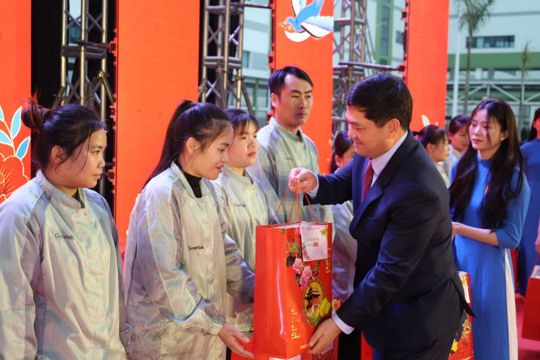 Bí thư Tỉnh ủy Bắc Ninh Nguyễn Hồng Thái trao quà cho công nhân lao động. Ảnh: Quyết Chiến 