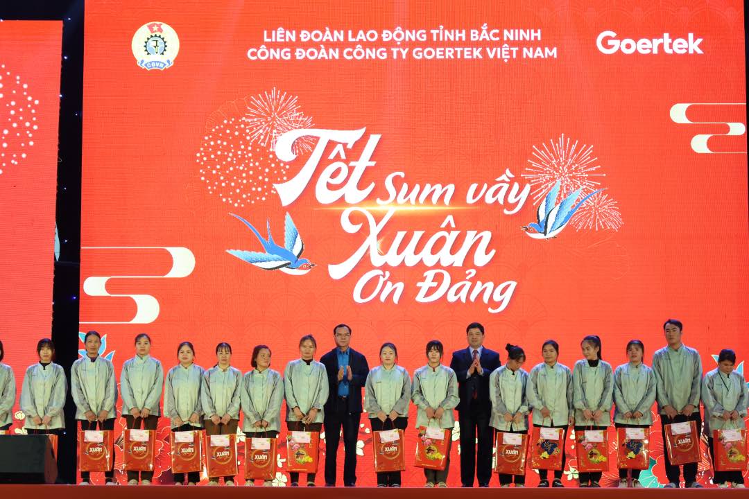 Lãnh đạo Tổng Liên đoàn Lao động Việt Nam và Tỉnh ủy Bắc Ninh tặng quà cho công nhân lao động. Ảnh: Quyết Chiến 