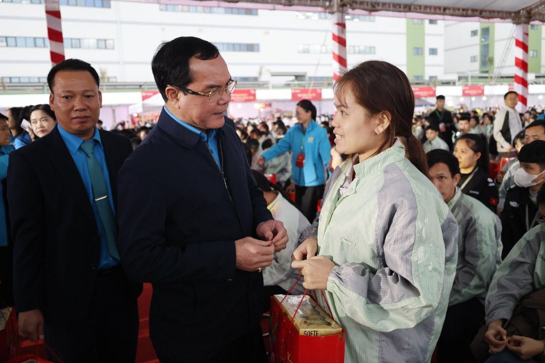 Chairman of the Vietnam General Confederation of Labor Nguyen Dinh Khang visits and presents gifts to workers. Photo: Quyet Chien