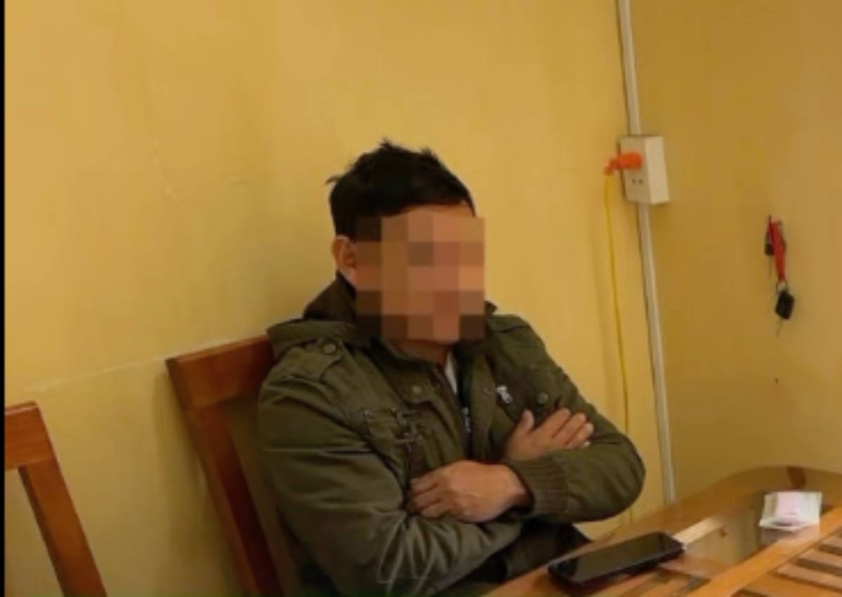 Passenger car drivers who violate and do not comply with traffic signs are fined. Photo: Ninh Binh Provincial Police