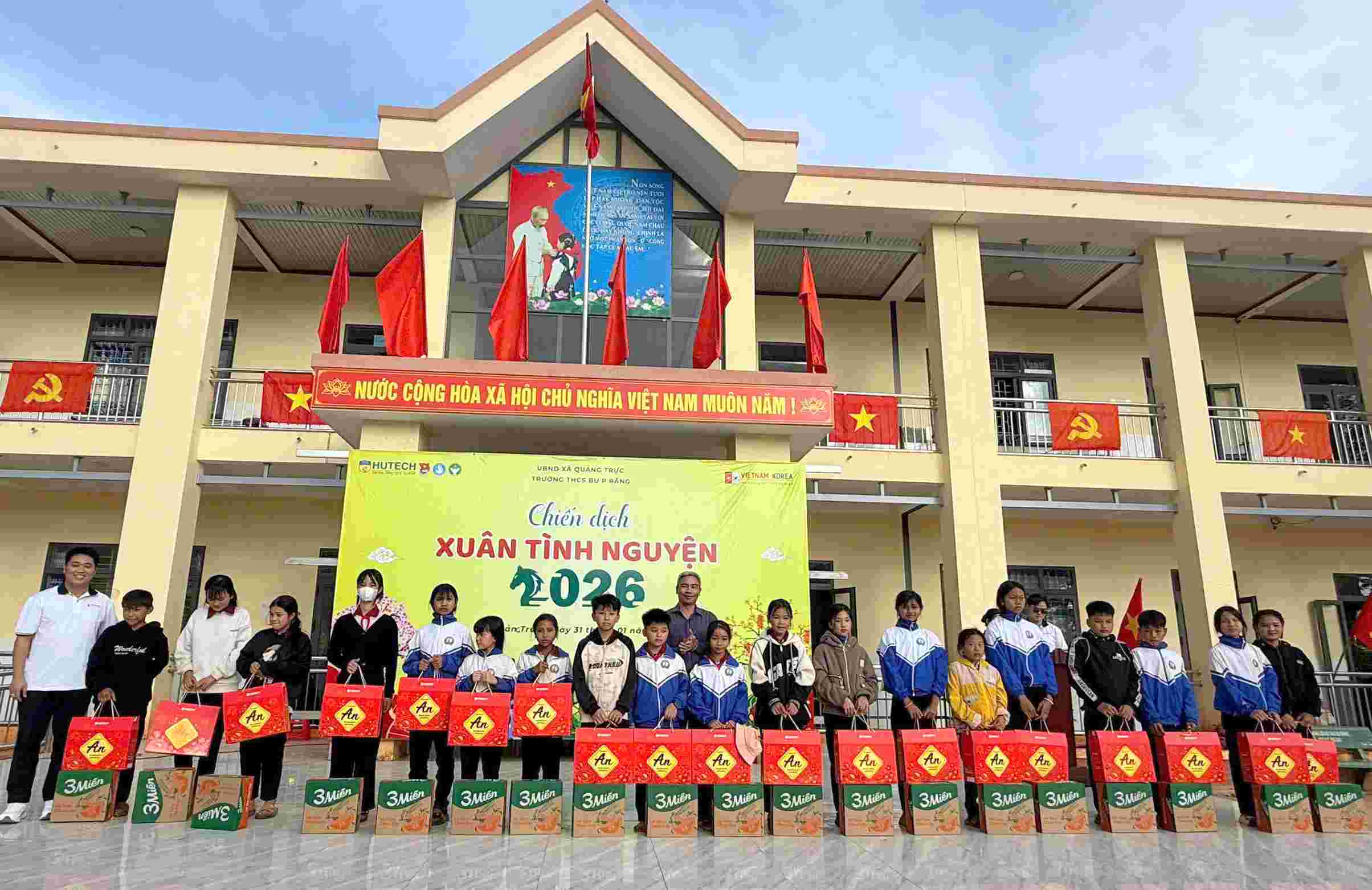 Chương trình đã mang mùa xuân yêu thương về với người dân vùng biên Lâm Đồng. Ảnh: Hồng Hoa