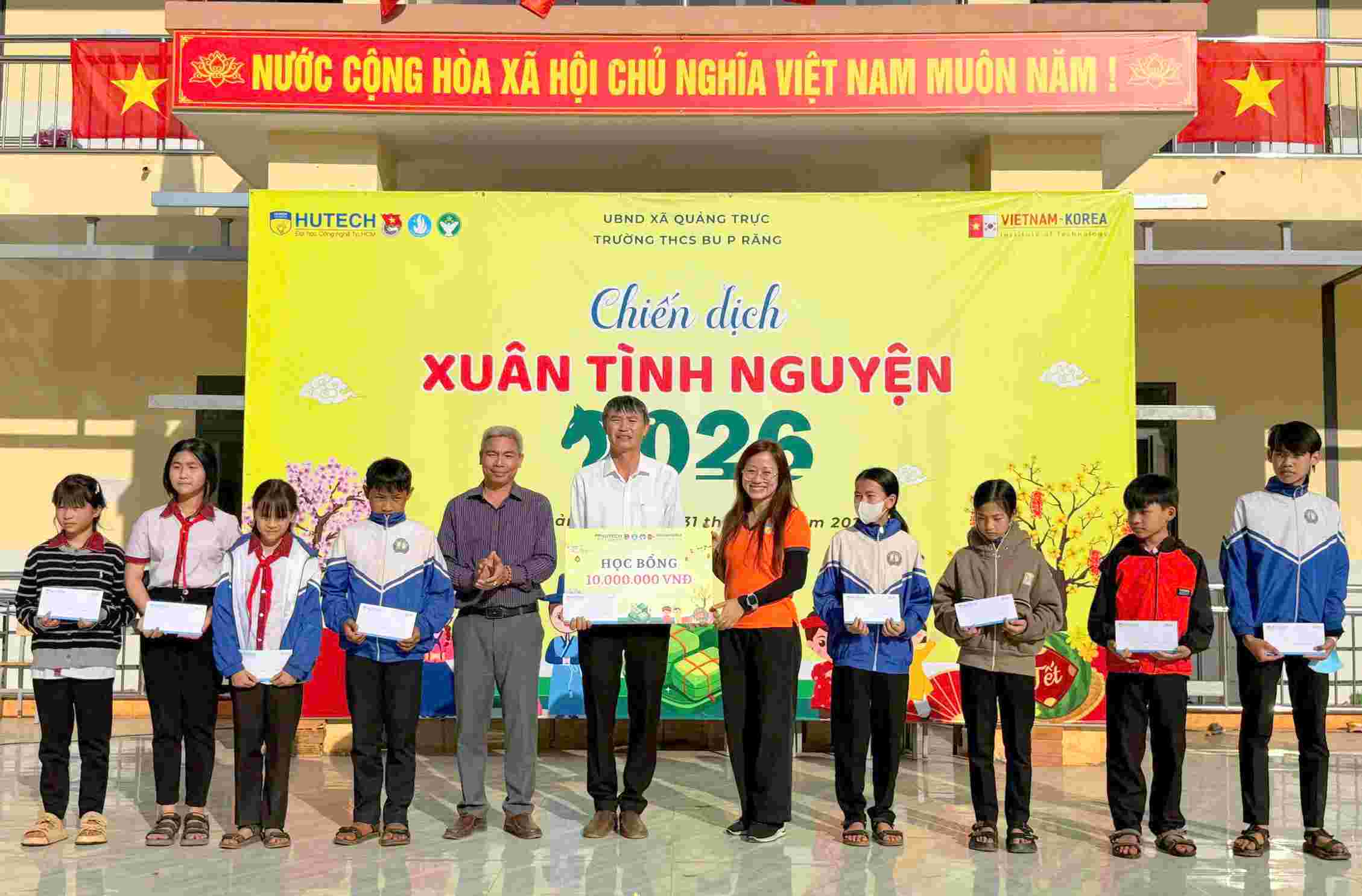 各機関の代表者がブー・プラン中学校の生徒に奨学金を授与。写真:ホン・ホア