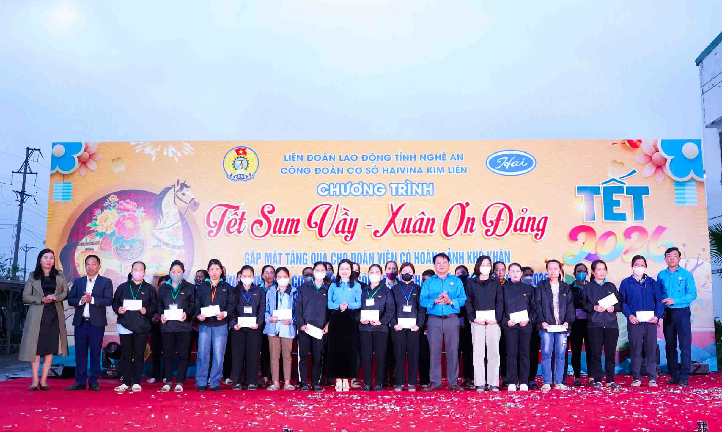 Lãnh đạo Liên đoàn Lao động tỉnh, lãnh đạo xã và công ty trao quà cho người lao động. Ảnh: Hải Dương