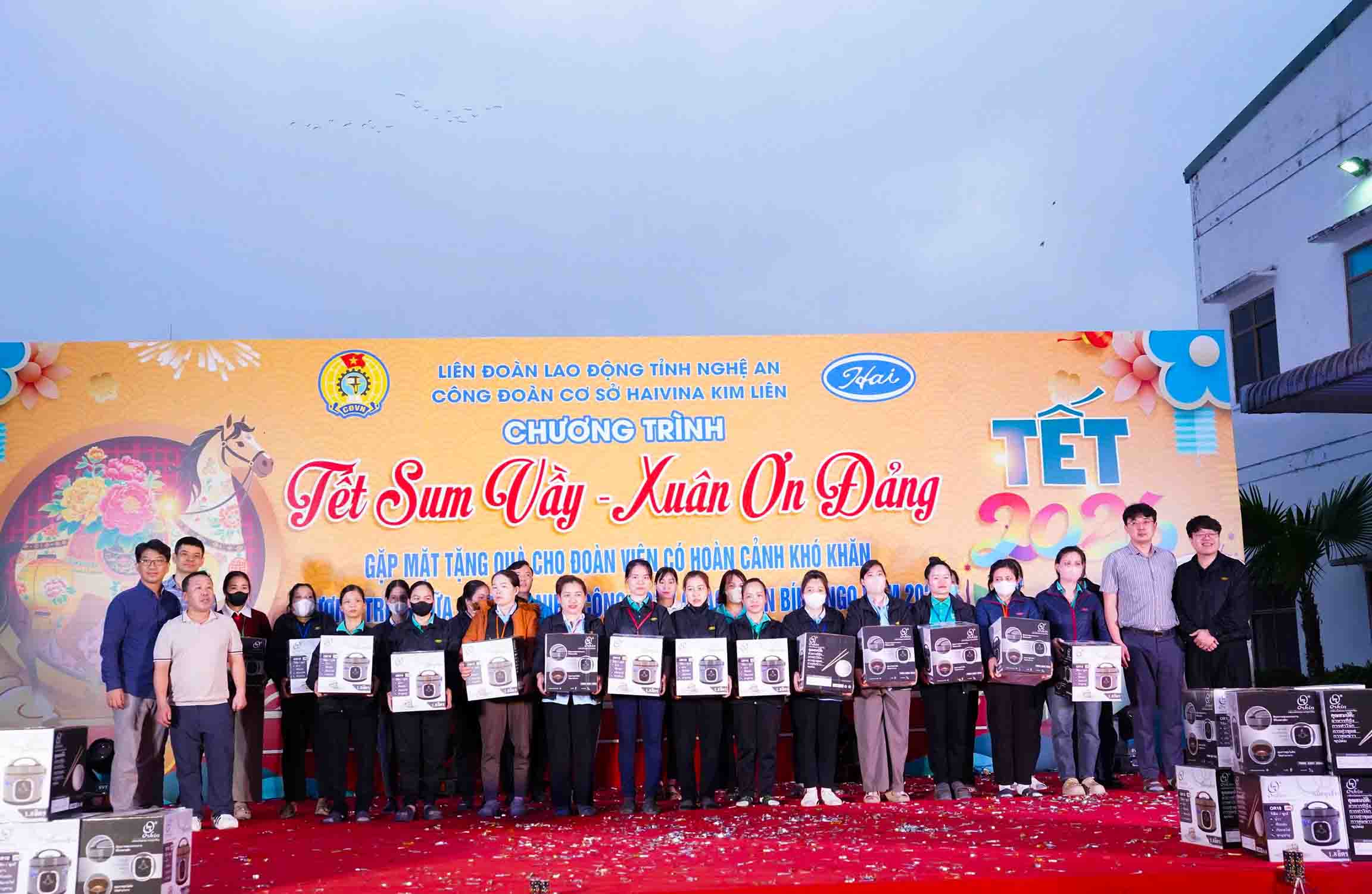 Lãnh đạo Công ty trao nồi cơm điện cho người lao động. Ảnh: Hải Dương