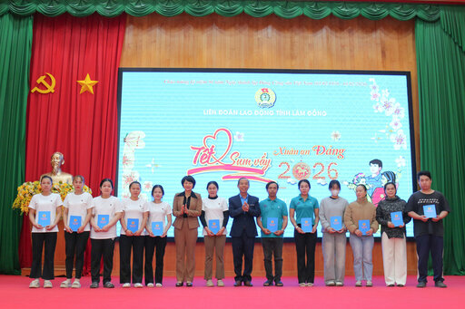 The Provincial Trade Union has spent nearly 6.2 billion VND to give more than 10,300 gifts to workers in difficult circumstances. Photo: Duc Lam