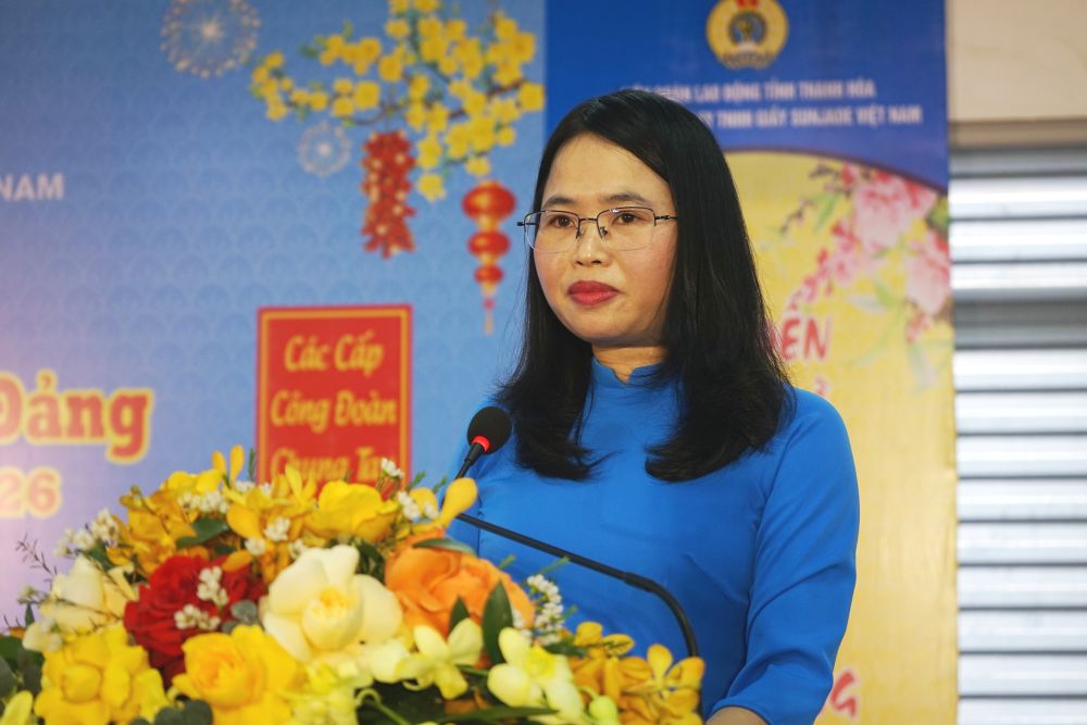 Bà Nguyễn Thị Ái - Công đoàn Công ty TNHH Giầy Sunjade Việt Nam phát biểu khai mạc chương trình. Ảnh: Quách Du