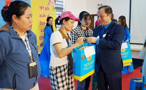 Sunjade Vietnam Shoe Company Trade Union presents hundreds of gifts to union members