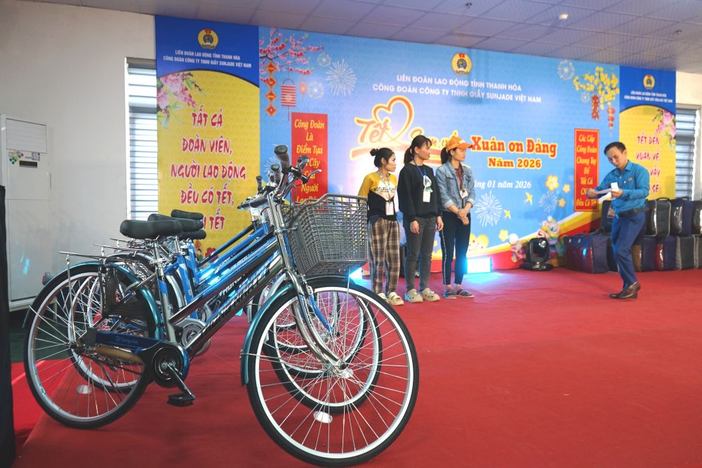 Tổ chức bốc thăm trúng thưởng và trao những phần quà giá trị đến đoàn viên, người lao động. Ảnh: Quách Du