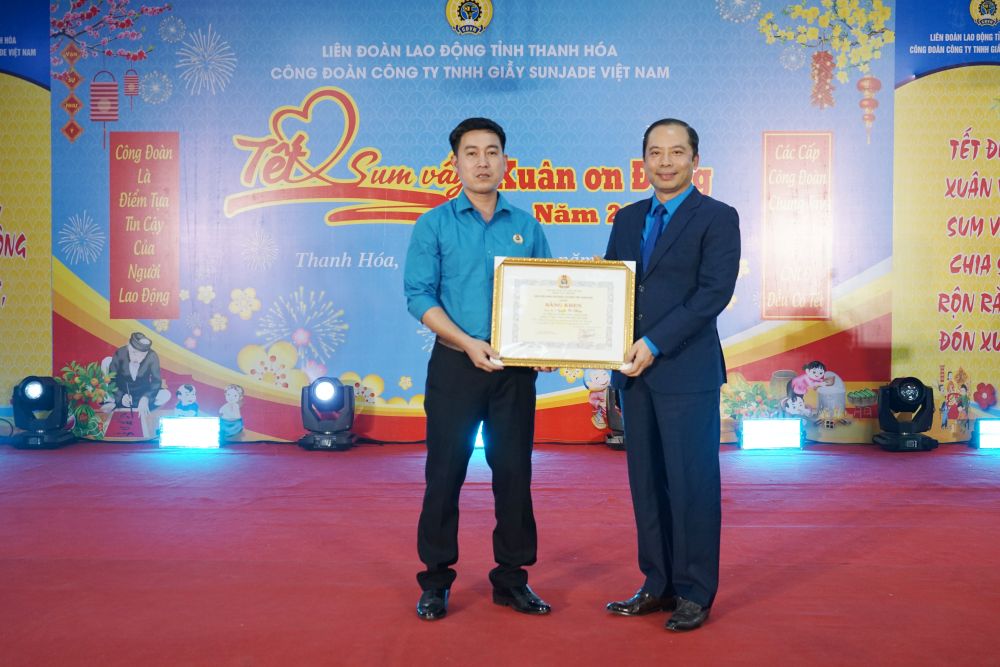 Đại diện lãnh đạo LĐLĐ tỉnh Thanh Hóa trao Bằng khen cho tập thể, cá nhân có thành tích xuất sắc. Ảnh: Quách Du