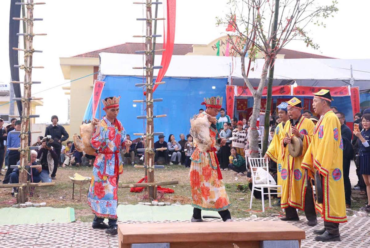 Các nghệ nhân thực hiện bài cúng trước khi thực hiện nghi lễ leo dao. Ảnh: Tùng