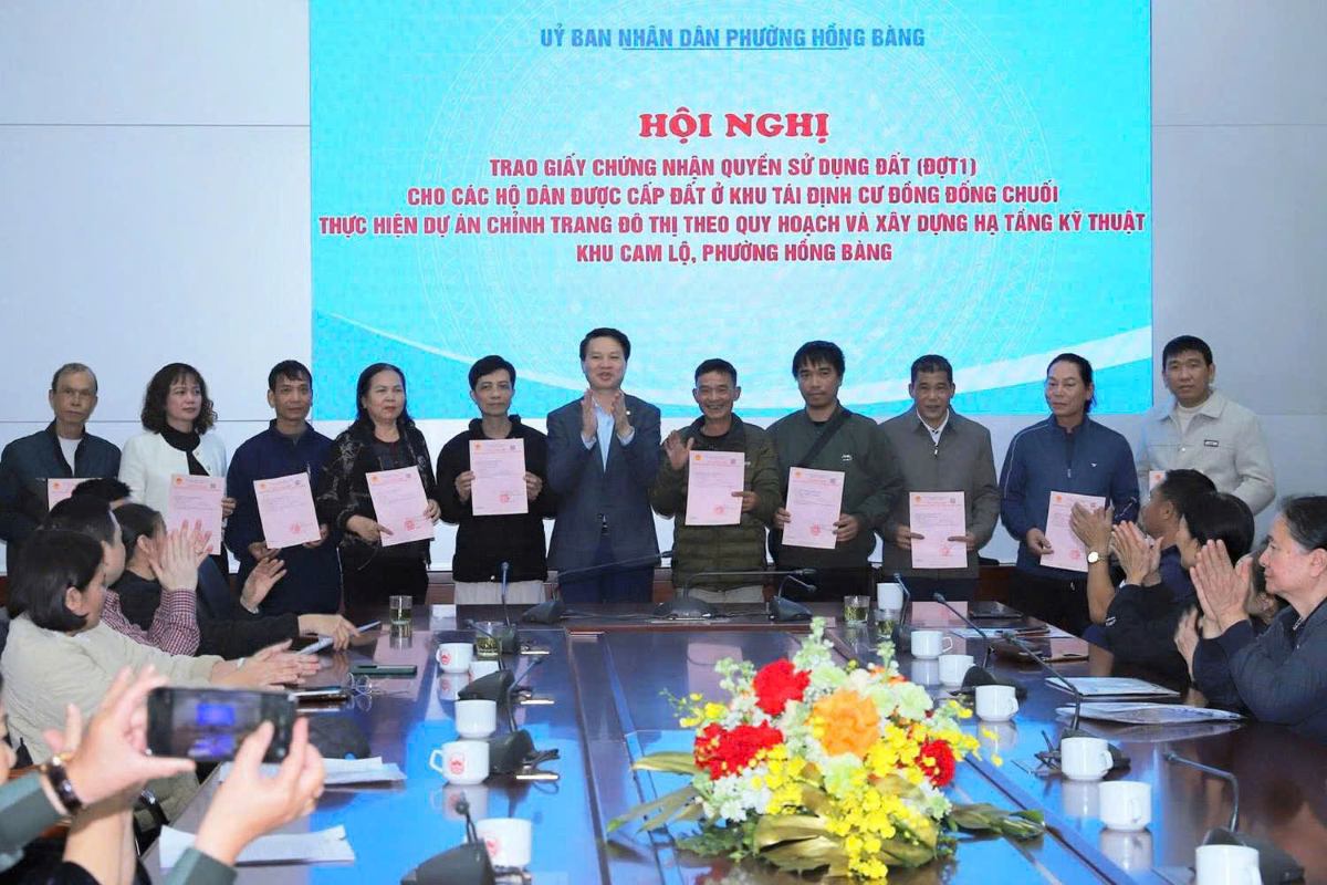 ホンバン区の指導者が住民に土地使用権証明書を授与。写真:ハイフォン市電子情報局