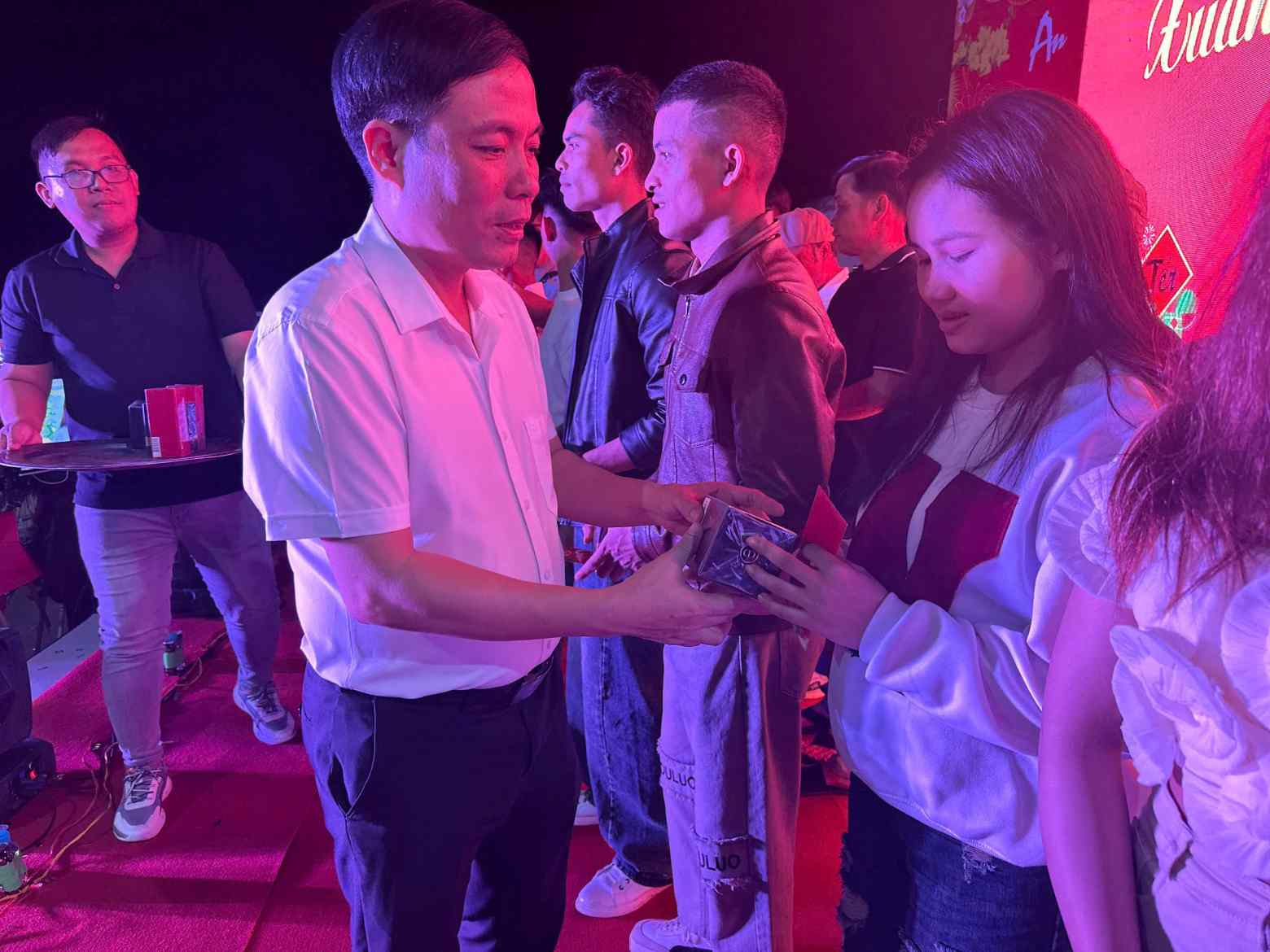 "Youth Workers' Spring" program in Tan Uyen ward, Ho Chi Minh City. Photo: Ngoc Lam