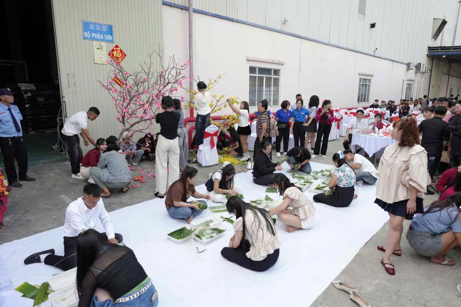 Người lao động tham gia nhiều hoạt động văn hóa tại chương trình. Ảnh: Hữu Long