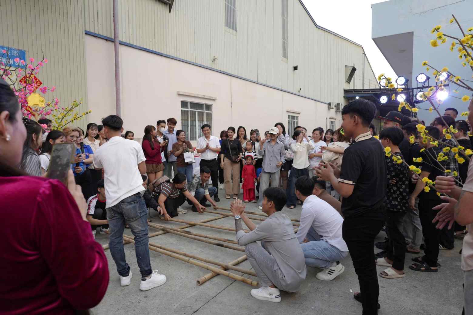 Thanh niên công nhân tham gia các trò chơi dân gian. Ảnh: Ngọc Lam