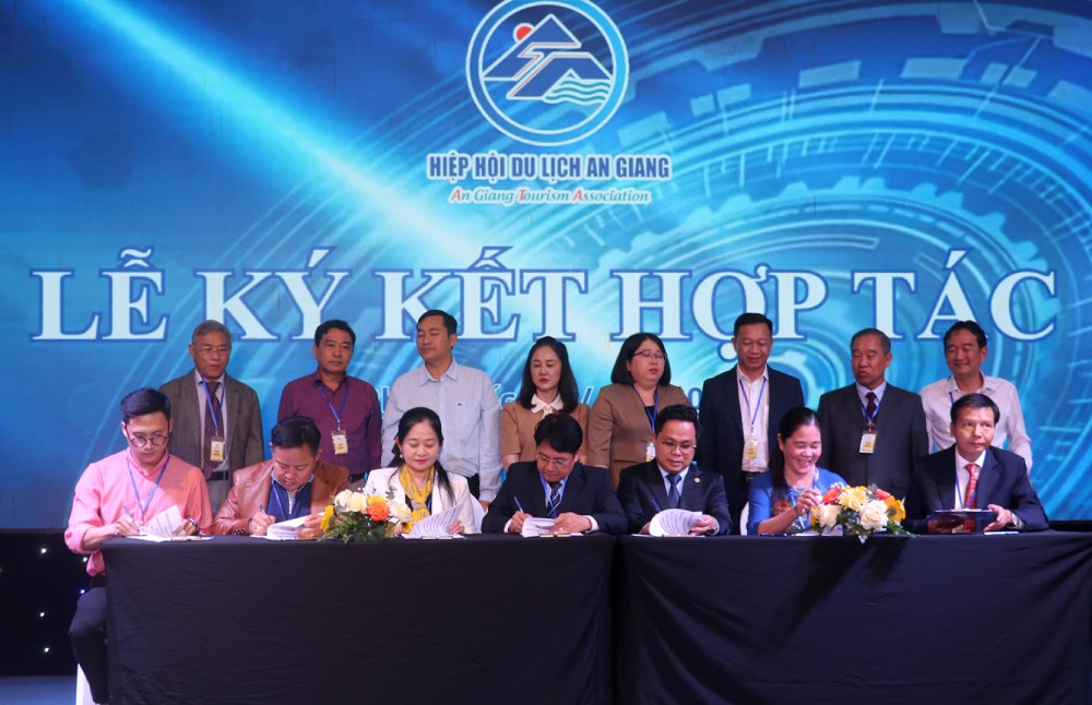 Firma de cooperación para el desarrollo turístico con asociaciones de turismo regionales y empresas en Phu Quoc. Foto: Nam Phuong