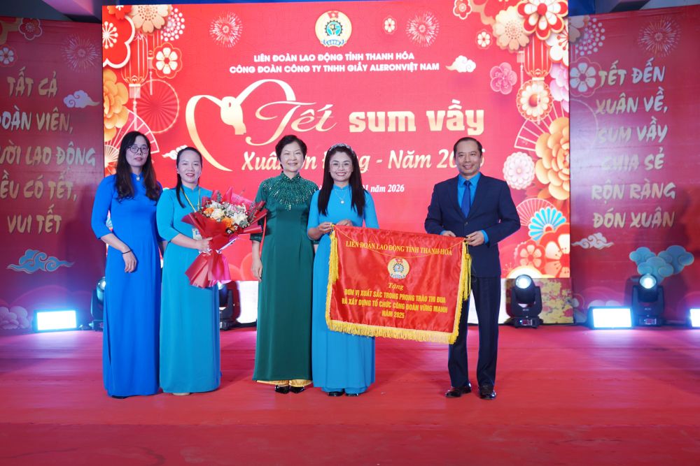 Đại diện lãnh đạo LĐLĐ tỉnh Thanh Hóa trao Cờ thi đua cho 